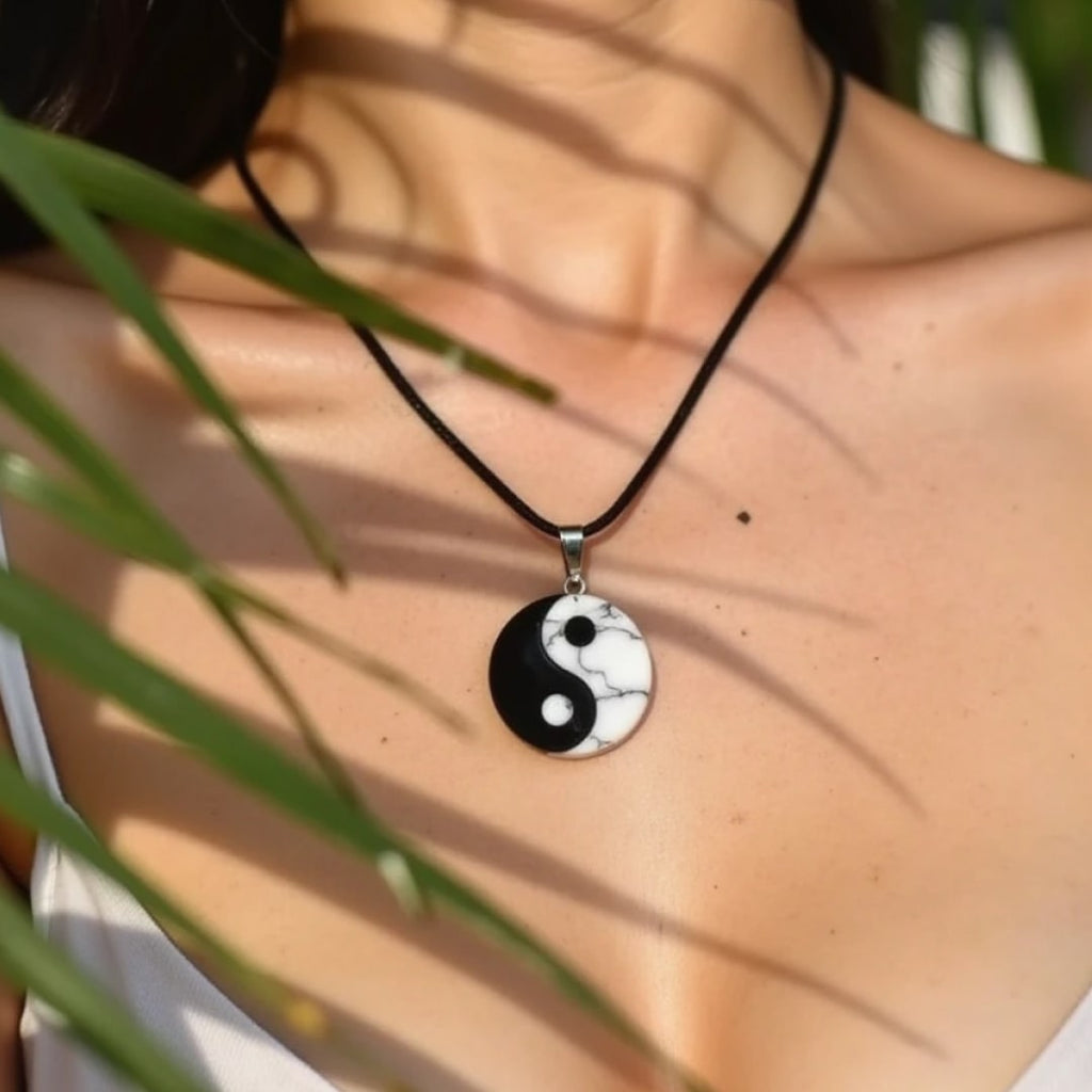 Colgante «Yin-Yang» de howlita y obsidiana negra