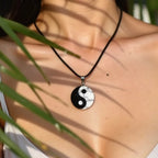 Colgante «Yin-Yang» de howlita y obsidiana negra
