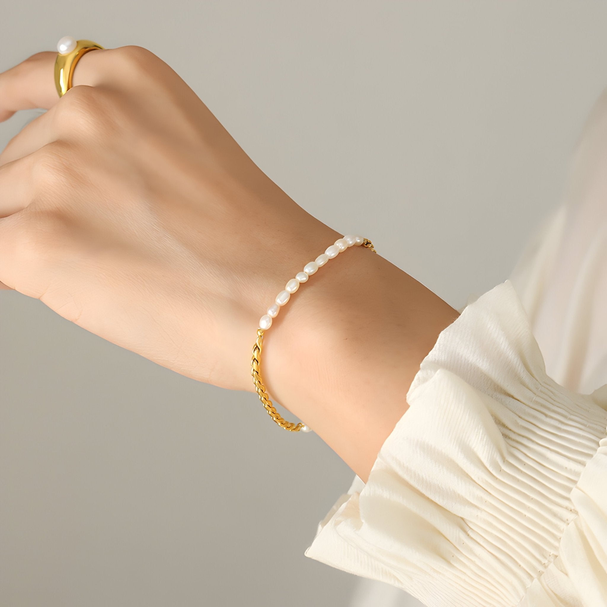 Brazalete chic de malla dorada y perlas de agua dulce, modelo Camilla