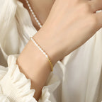 Brazalete chic de malla dorada y perlas de agua dulce, modelo Camilla