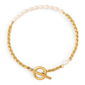 Brazalete chic de malla dorada y perlas de agua dulce, modelo Camilla